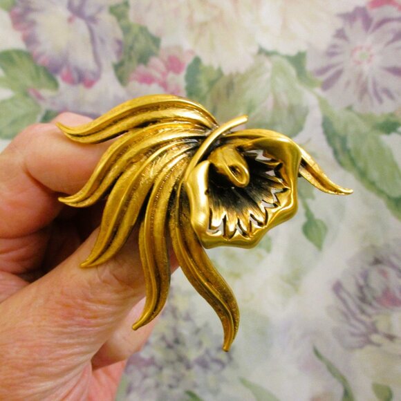 Vintage TORTOLANI Floral Brooch: 24K Gold Plated Flower & Leaf Jewelry - Picture 11 of 16